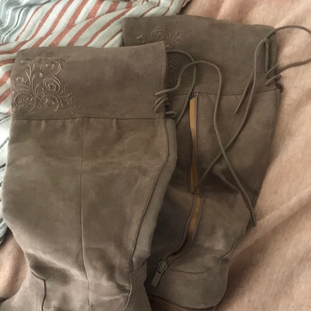 Boots - Picture 3 of 4